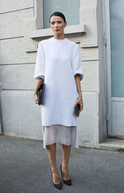 LONG-MEDIUM DRESS WITH NECK The loose neck is