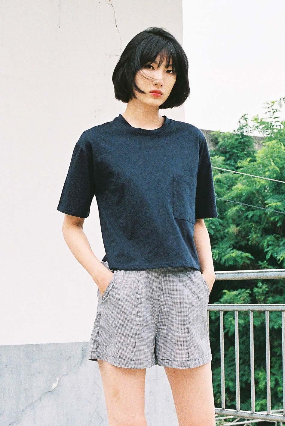 Day cropped t-shirt Slightly cropped t-shirt with boxy silhouette, in crisp, textured cotton. The chest pocket adds a cool, androgynous touch. Wholesale price: 17.
