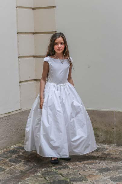 Shimmering Dress Special occasion dress in a beautiful white taffeta. This dress is avalaible in the colour of your choice.