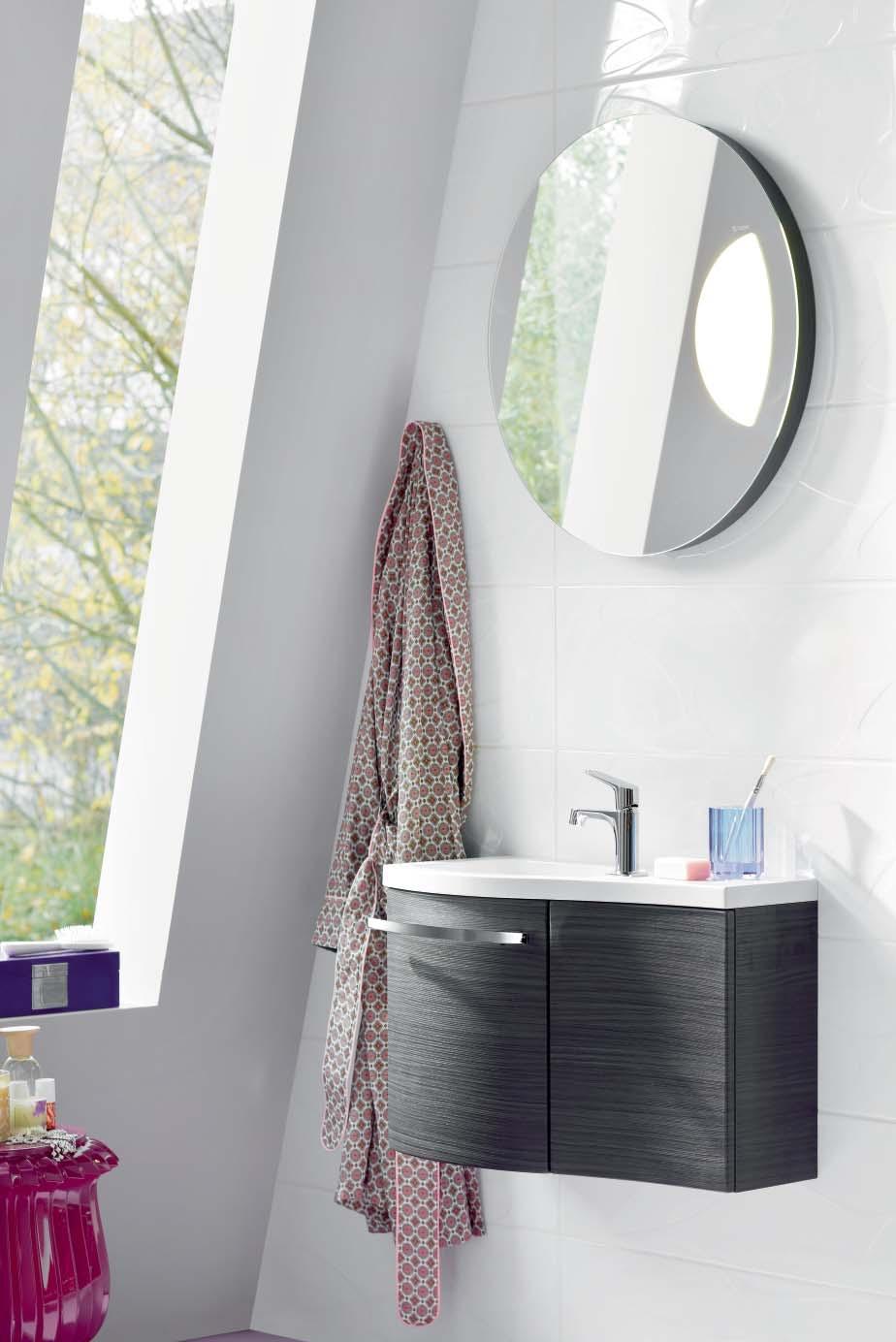 A shining white fl oor unit meets a wash basin made from black glass united in curved