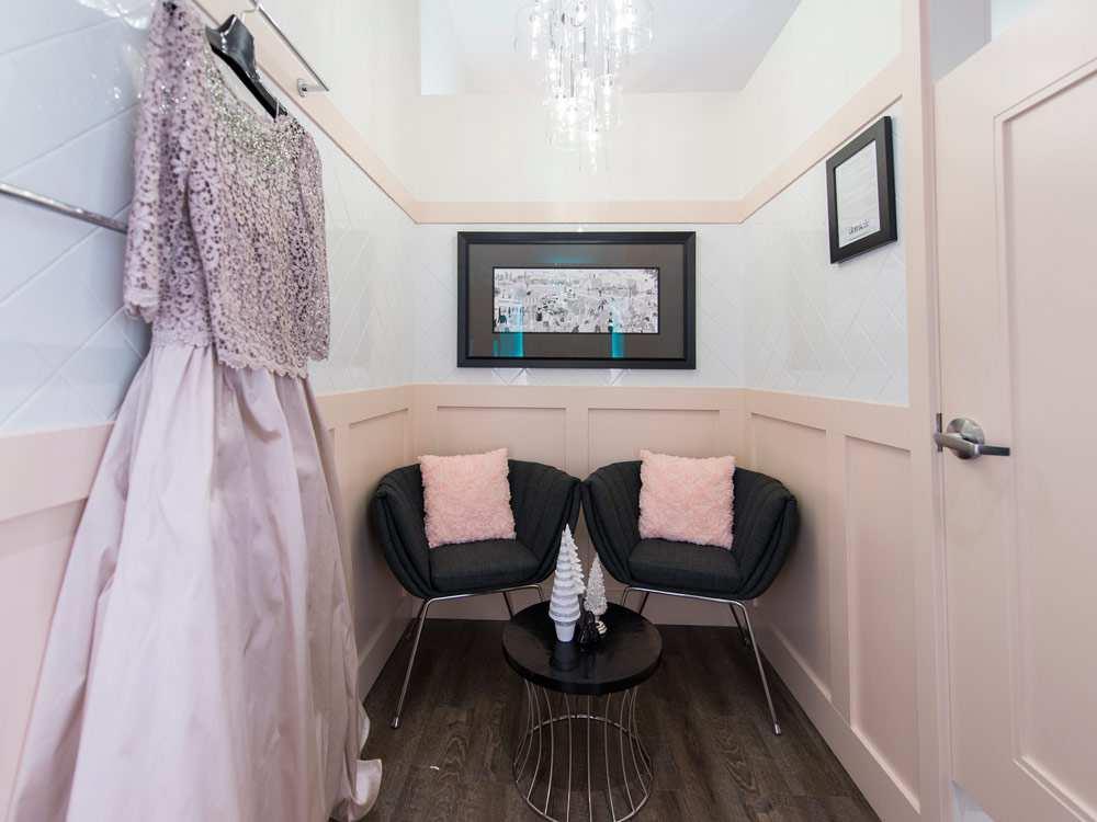 J A M E S P A R K / O T T A W A C I T I Z E N S T Y L E THE DOMICILE ROOM: Designers Miranda D Aiuto and Katherine Skidmore gave their dressing room a fun and flirty charm with blush