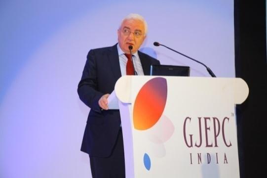 Vipul Shah, Chairman-GJEPC in his speech welcomed all the buyers & the manufacturers & wished them a successful Summit.