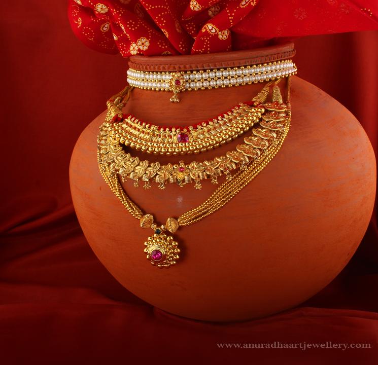 Thushi Thushi is a choker style neckpiece woven with the gold beads very closely. It comes with an adjustable dori so that you can adjust it according to your neck.