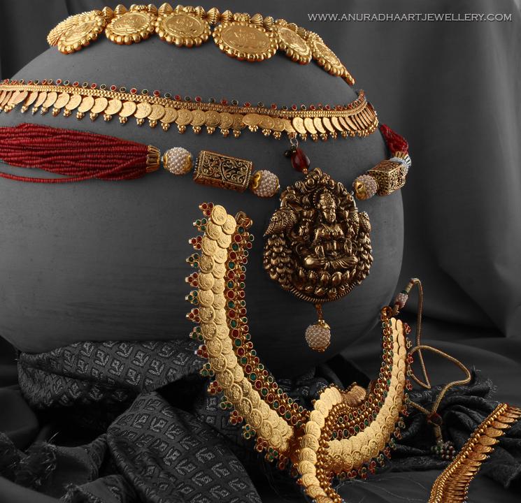 Kolhapuri Saaj Kolhapuri saaj is very famous among Maharashtrian women & it is as special as Mangalsutra. It is made with jav mani (golden beads) & 21 leaves shape pendent.