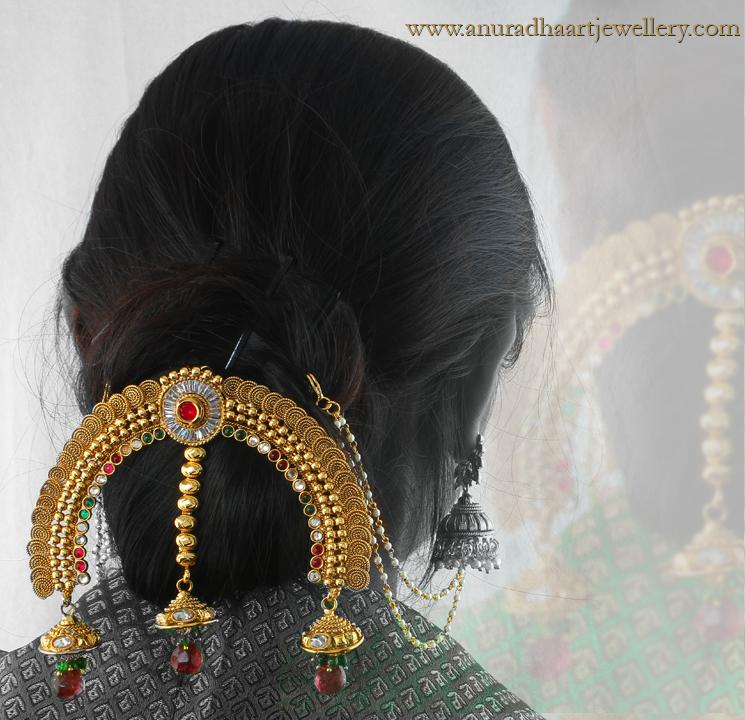 Kaan / Ear Cuff Kaan is a traditional ear cuff studded with