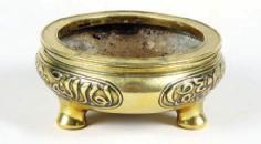8 ANTIQUES SALE HIGHLIGHTS MAY 2012 Thomas R Callan Ltd Lot 215 215 Chinese bronze censer, bearing a six character Xuande mark but 19th Century
