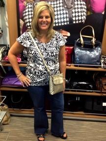 SEE THE DIFFERENCE? A PROPORTIONAL HANDBAG MAKES YOU LOOK BETTER! BAD GOOD LOOK 5 LBS. SLIMMER! That s right.