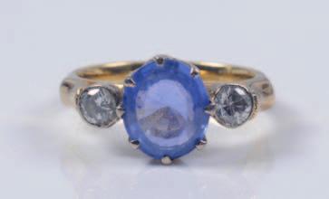 800-1000 317 318 An 18ct gold, sapphire and diamond three-stone ring
