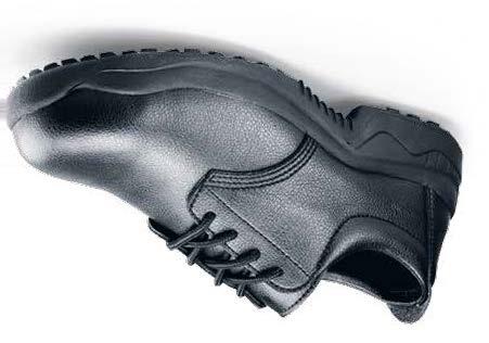 This low-top shoe has a non-metallic composite toe that meets EN ISO 20345 standards.
