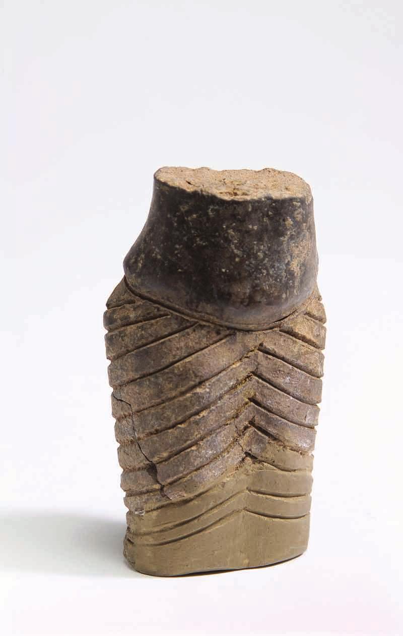 Kipec v obliki človeške podobe Žgana glina; višina 5,6 cm