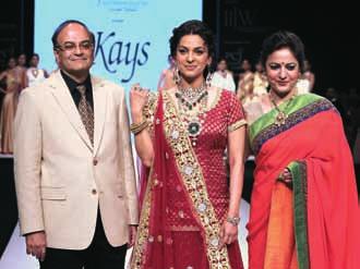 K a y s J e w e l s The ramp came alive at the IIJW Delhi with a splendid collection presented by Kays Jewels.