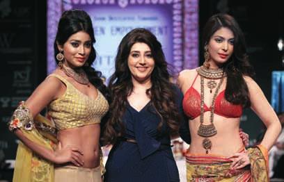 A melangé of jewellery patterns, one better than the other, were showcased on the ramp: lavish flat gold double necklace with a big pendant,