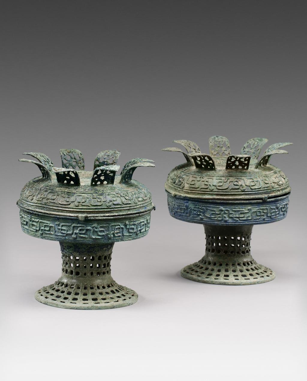 Pair of bronze food vessels with petalled cover, dou Early Spring and Autumn period (c.