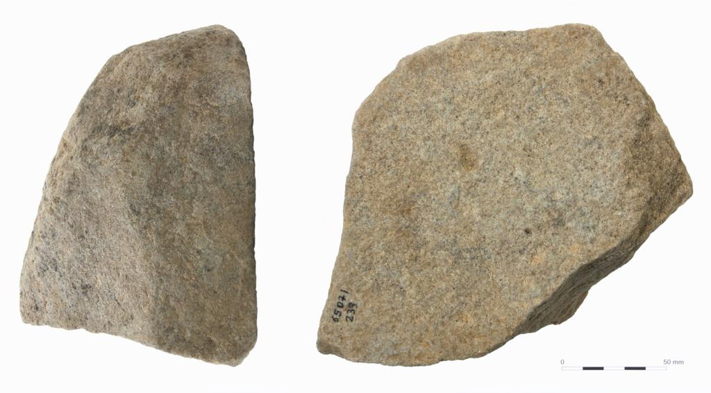 0 50 100 mm Plate 9: Stone saddle