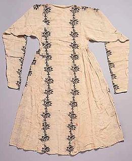 silk fabric. This often had bell sleeves and reached just below the knees. An extant Persian pirihan (undertunic) can be found here: http://www.geocities.com/anahita_whitehorse/kamiz.html.