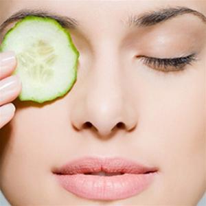 Quick Fixes 2. Sooth Your Eyes With Something Cool You've probably heard that placing cucumbers over your eyes will help reduce bags, but it's actually the cool temperature that soothes the area.