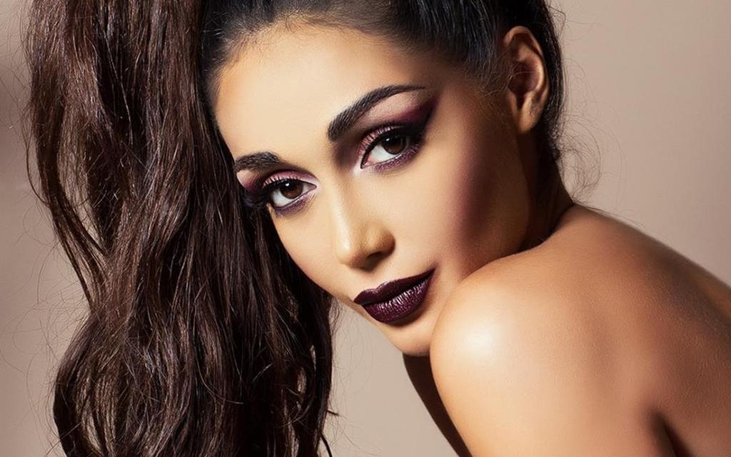 UAE Iran USA Saudi Arabia BEAUTY - FASHION ELNAZ GOLROKH Pro Makeup Artist - UAE One of the region s most prominent make-up artists and fashion bloggers, Elnaz has immersed herself in the beauty