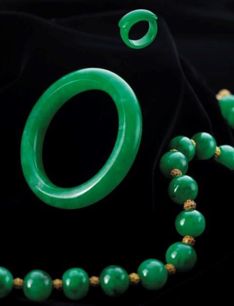 JADEITE Following the Hutton-Mdivani Necklace that set the World Auction Record for Jadeite Jewellery and a Cartier Jewel in April, Sotheby s is pleased to present another treasure of historical