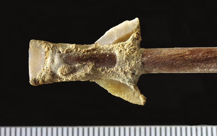 The end of the footing has three notches to insert the flints and keep them in position. Arabic gum (acacia resin) was then used to reinforce the joint.
