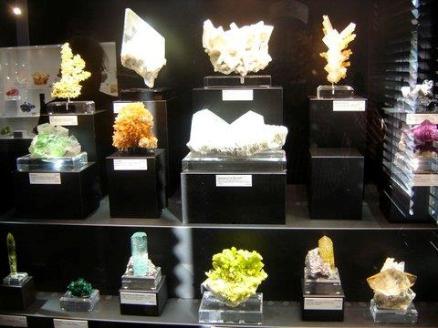 There we saw everything from fossils to lapidary to mineral specimens and prices ran the gamut from cheap to ridiculously high.