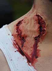 16 SPECIAL EFFECTS - ARTIFICIAL BODY PARTS At Colour Cosmetica Industry Academy you will master Artificial eyes, artificial bloody fingers, the casting of large body parts, such as arms or legs and