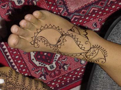 balance. Draw out the paisleys, for Indian style or sections for Moroccan style on the hand/foot.