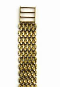 1039 A 9ct yellow gold wristwatch by Accurist, the circular dial with gold coloured baton numerals and date aperture on an articulated brick design