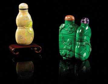 520 525 527 528 520 A Malachite Double-Vase Form Snuf Bottle with one section of rounded rectangular form, carved on one side to depict a child lying a kite, conjoined with another of double-gourd
