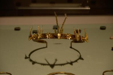 The Ancient Egyptians didn't just wear necklaces. Another common form of jewellery is the diadem, which over time came to be solely for women.