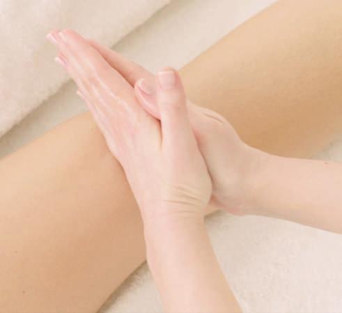 Hand and Foot Treatments DECLÉOR FOOT TREATMENT 25 mins 30 Treat sore and aching feet to a purifying exfoliation.