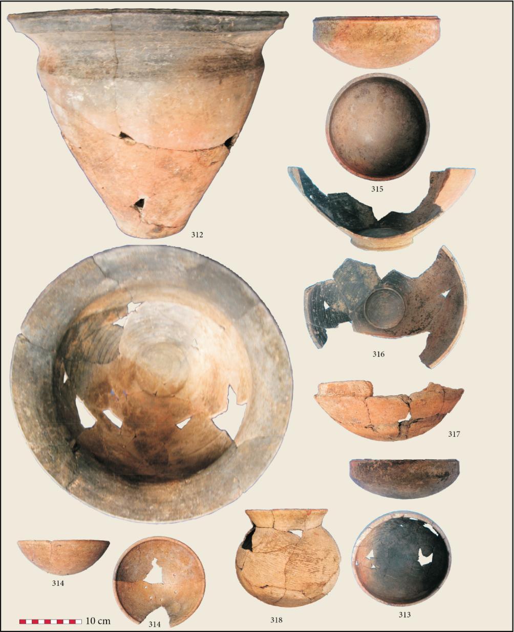 JOURNAL OF INDO-PACIFIC ARCHAEOLOGY 4 (4) Figure : The ceramic vessels found in the kiln B 5:6 feature. from the Bronze Age contexts seen at Ban Non Wat through to the late Iron Age.