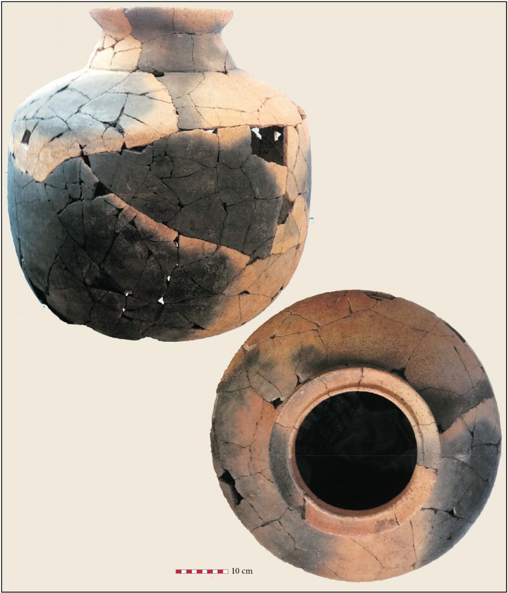 HIGHAM ET AL.: THE EXCAVATION OF NON BAN JAK, NORTHEAST THAILAND - A REPORT ON THE FIRST THREE SEASONS Figure 4: The ceramic vessel found inside the kiln in B 5 surface of feature. Noen U-Loke.