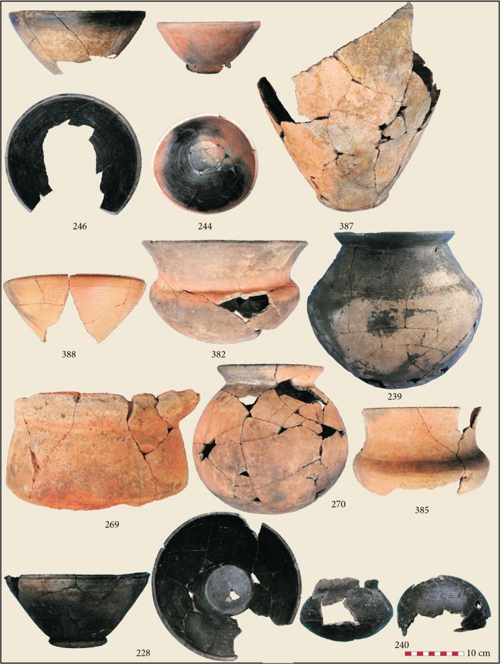 HIGHAM ET AL.: THE EXCAVATION OF NON BAN JAK, NORTHEAST THAILAND - A REPORT ON THE FIRST THREE SEASONS Figure 6: The ceramic vessels from occuation contexts Cat. B 5: F; cat. 44 B 5: F; cat.