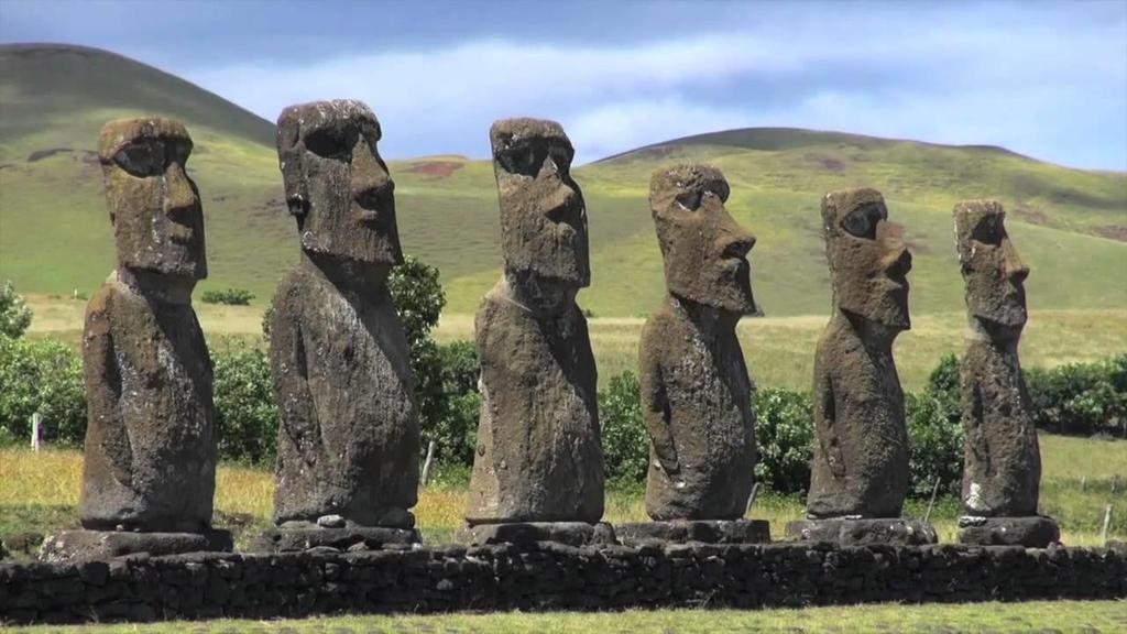 It is estimated that the first inhabitants arrived to Rapa Nui, on board two Catamarans, lead by the ARIKI HOTU MATU A and his sister ARIKI VI EAVA REI PUA.