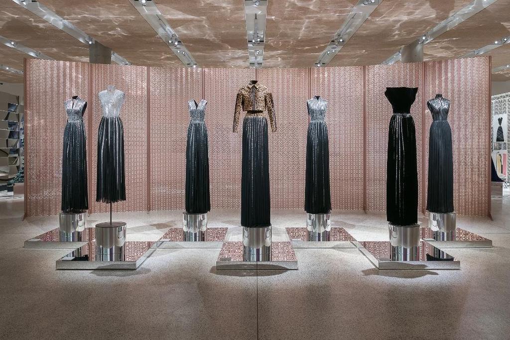 The themes The exhibition presents Alaïa s work as Monsieur Alaïa himself wished to present it.