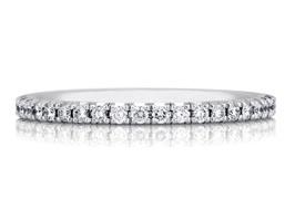 DB CLASSIC DB CLASSIC DB CLASSIC PAVÉ SOLITAIRE RING DB CLASSIC SOLITAIRE DB CLASSIC SOLITAIRE WITH TAPERED BAGUETTES DB CLASSIC PLAIN BAND DB CLASSIC FULL PAVÉ BAND Stunning simplicity is the mark
