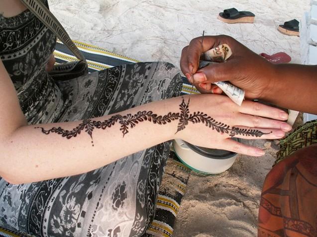 Delayed hypersensitivity reaction to para-phenylenediamine following a black henna temporary tattoo7 People who have been exposed to black henna should not be assumed to be sensitized to only