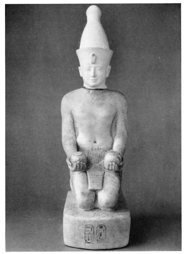 LII, 16 BULLETIN OF THE MUSEUM OF FINE ARTS Fig. 11. The Louvre Statuette with a Plaster Cast of the Boston Head spect the original in Paris.