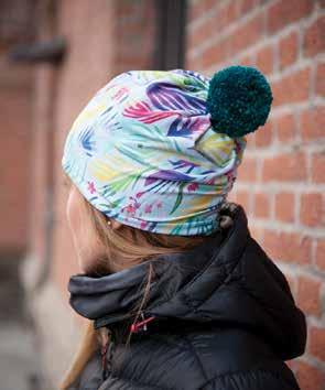 Even with its back-angled silhouette, the SLOUCHY beanie is easy to wear and stays on.