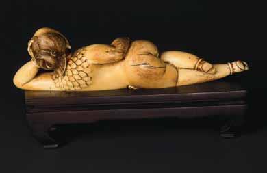 50 A CARVED 17 th CENTURY IVORY FIGURE OF A RECLINING WOMAN Ivory, sparse remains of paintwork.