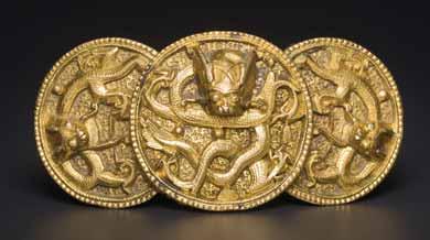 106 A FIRE-GILT BRONZE DRAGON BELT BUCKLE, QING DYNASTY Massive bronze with original gilding, neatly incised detail work, cast in high relief, good patina China, 18 th - 19 th century Cast in three