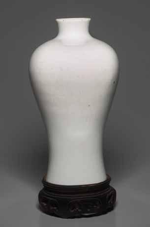 The tall trumpet neck shows an everted rim where the peachbloom (jiang dou hong) glaze transitions to the white glaze we find inside and at the underside which bears a double-circle mark.