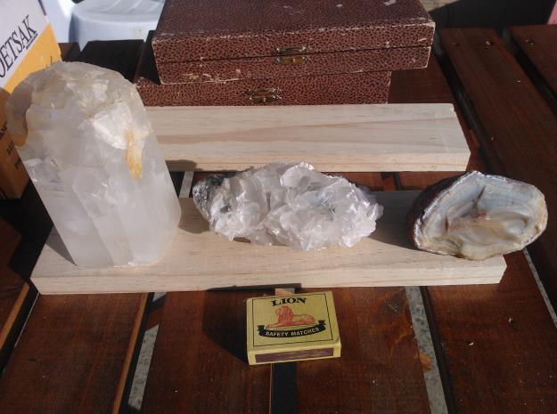 MINERALS ETC FOR SALE Quartz crystals etc. Photo: Gerrie Klopper Amethyst, Chalcedony etc.