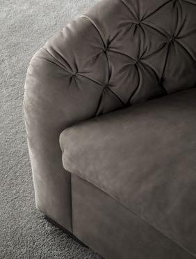 Giò upholstered armchair covered in fabric, legs matt lacquered metal.