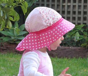 # ESOU11/1 gracie 100 % cotton Any girl will feel like a princess in this cotton hat printed with alternate floral/dot panels.