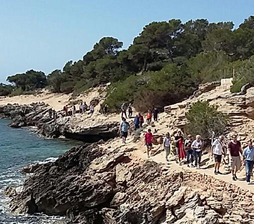 HIKING DEIA Deiá 10:00-16:45 45 minutes Put on your hiking boots or sturdy walking shoes and admire the sensational sights of Deiá and the Port of Sóller.