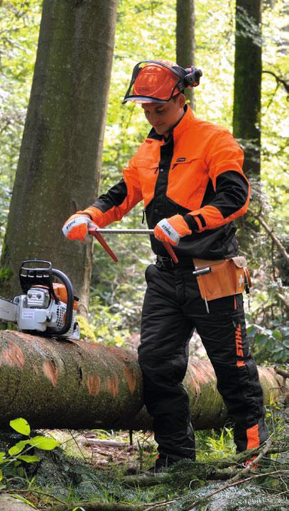 That's with STIHL DYNAMIC close-fitting protective clothing. where extremely light, form-fitting STIHL ADVANCE Thanks to the elasticated inserts and preformed elbows forestry clothing comes in.