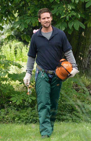 conditions with cut protection that are easy to put on over work clothes for occasional chain saw work Highly elastic outer fabric with stretch material.