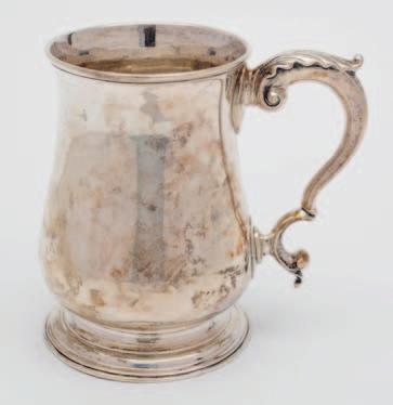 132 132 A George III silver pedestal sugar basket, maker Robert (I) and David (I) Hennell, London, 1796, crested, with floral banded decoration and reeded border and swing handle, on a shaped