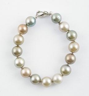 106 TAHITIAN PEARLS Bracelet set with 15 Tahitian pearls measuring